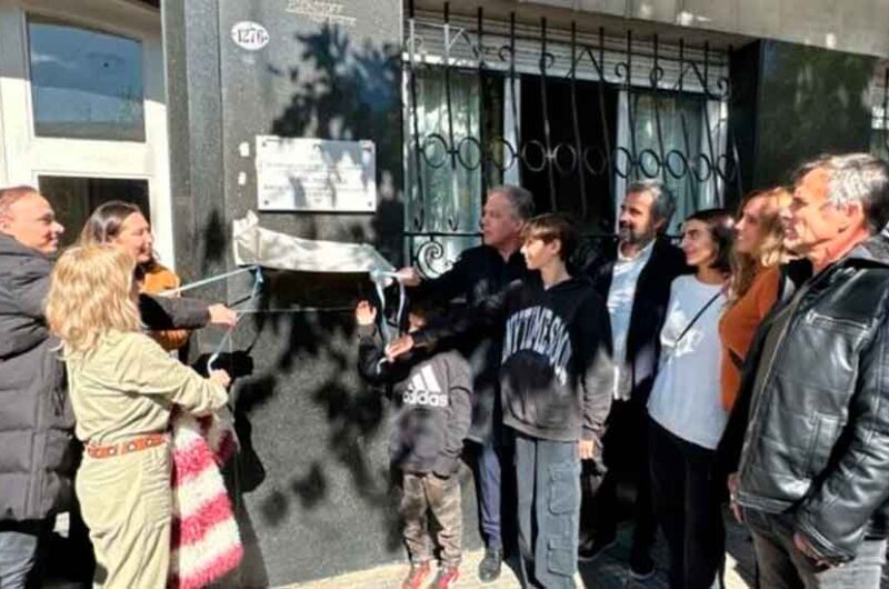 Parque Chacabuco: Placa en la casa donde vivió Piazzolla Parque Chacabuco: Placa en la casa donde vivió Piazzolla