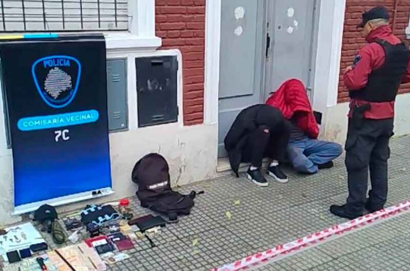 Dos delincuentes detenidos por robo a mujer en Flores