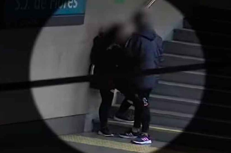 Un joven arrastró a su novia por las escaleras del subte Un joven arrastró a su novia por las escaleras del subte