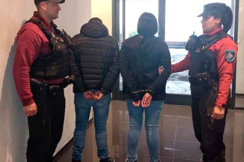 Detienen a dos delincuentes que querían robar en un edificio Detienen a dos delincuentes que querían robar en un edificio