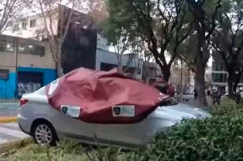 Un conductor murió tras chocar su auto contra una plazoleta Un conductor murió tras chocar su auto contra una plazoleta