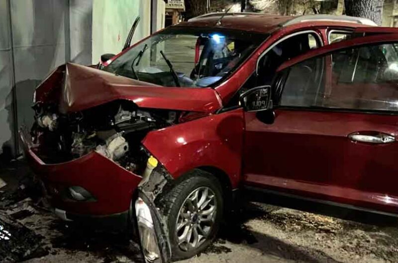 Un auto colisionó contra el portón de una casa Un auto colisionó contra el portón de una casa