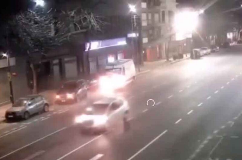 Una ambulancia chocó tres autos estacionados Una ambulancia chocó tres autos estacionados