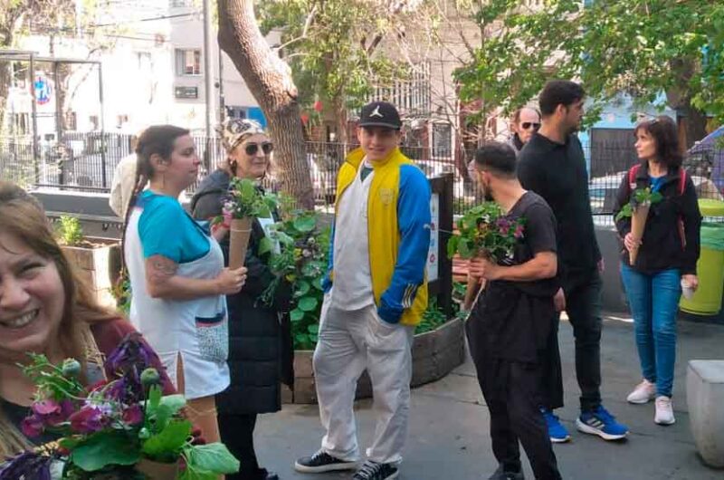 Entrega de flores en la huerta de la Plazoleta Luna de Enfrente Entrega de flores en la huerta de la Plazoleta Luna de Enfrente