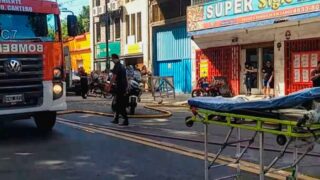 Dos personas murieron en un incendio en un edificio de Flores