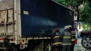 Rescataron dos personas tras un choque entre un camión y una moto