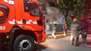 Un feroz incendio se desató en un edificio del barrio de Parque Chacabuco