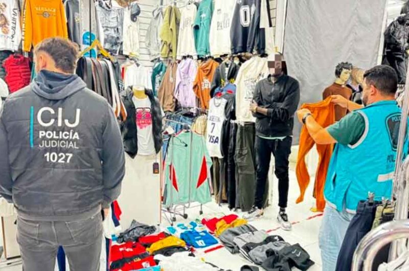 Incautaron mercadería apócrifa en el Barrio de Flores Incautaron mercadería apócrifa en el Barrio de Flores