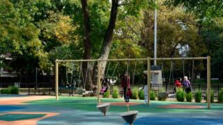 Renovación del patio de juegos de la plaza Simón Bolívar