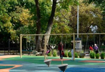 Renovación del patio de juegos de la plaza Simón Bolívar