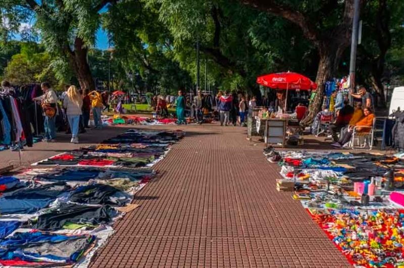 Se desalojaron a manteros que ocupaban el Parque Los Andes Se desalojaron a manteros que ocupaban el Parque Los Andes