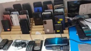 Más de 300 celulares secuestrados durante inspecciones en Once
