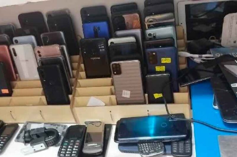 Más de 300 celulares secuestrados durante inspecciones en Once