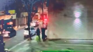 un auto se incrustó en una casa y dejó a todo el barrio sin luz