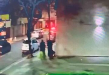 un auto se incrustó en una casa y dejó a todo el barrio sin luz