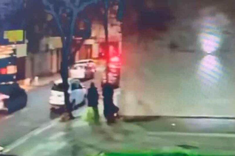 Un auto se incrustó en una casa y dejó a todo el barrio sin luz Un auto se incrustó en una casa y dejó a todo el barrio sin luz