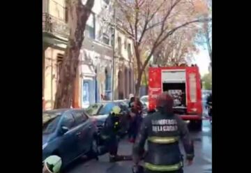 Dos hospitalizados tras el incendio en un edificio de Flores