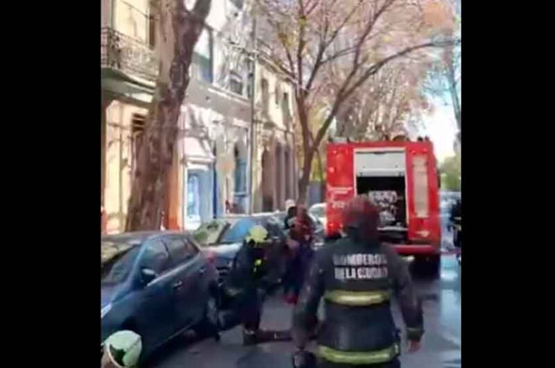Dos hospitalizados tras el incendio en un edificio de Flores Dos hospitalizados tras el incendio en un edificio de Flores