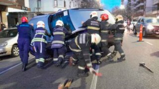 Un auto chocó contra dos vehículos estacionados y volcó
