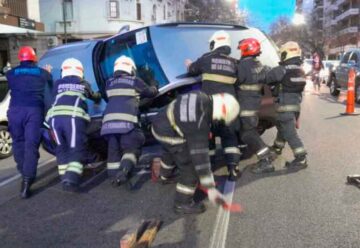 Un auto chocó contra dos vehículos estacionados y volcó