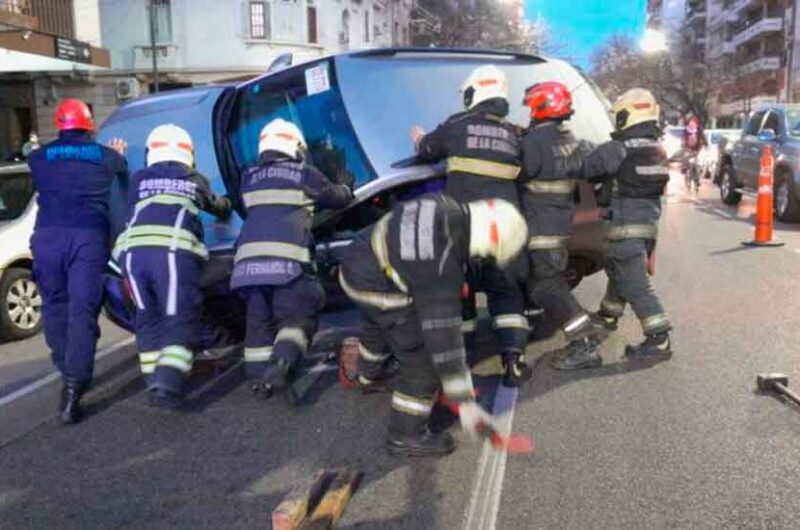 Un auto chocó contra dos vehículos estacionados y volcó Un auto chocó contra dos vehículos estacionados y volcó