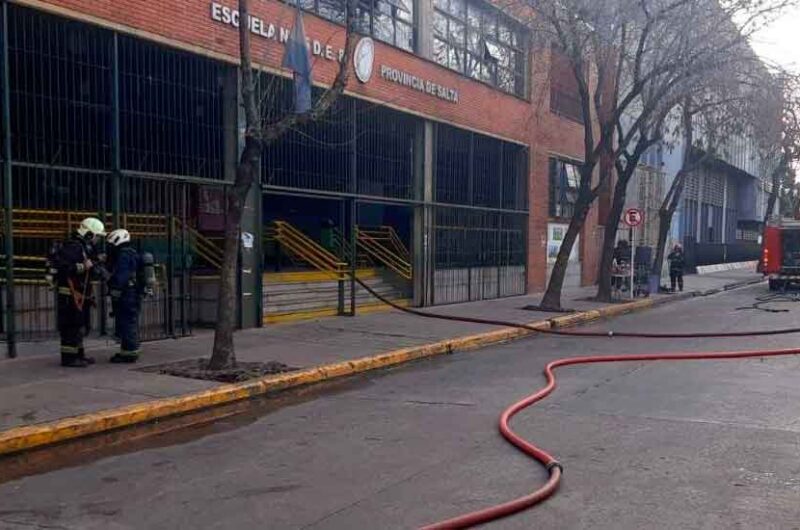 Un incendio se desató en una escuela de Parque Chacabuco Un incendio se desató en una escuela de Parque Chacabuco