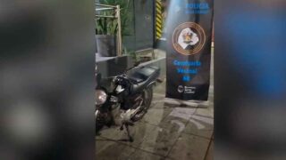 Un motochorro detenido tras arrebatarle el celular a un transeúnte
