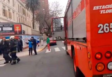 Bomberos: Incendio en un colegio de Vélez Sarsfield