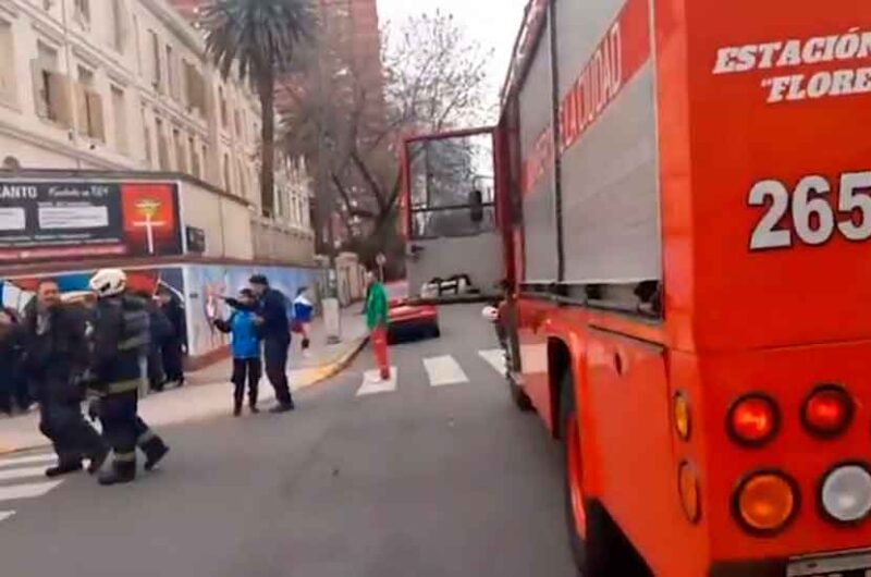 Bomberos: Incendio en un colegio de Vélez Sarsfield Bomberos: Incendio en un colegio de Vélez Sarsfield