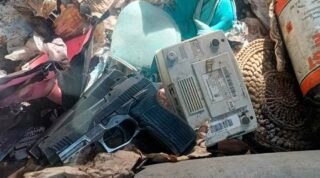 Detienen a dos ladrones que en su huida tiraron las armas a la basura