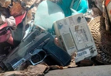 Detienen a dos ladrones que en su huida tiraron las armas a la basura