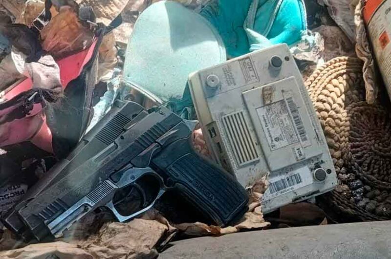 Detienen a dos ladrones que en su huida tiraron las armas a la basura