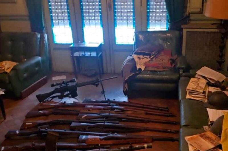 Secuestran un arsenal militar y simbología nazi en un operativo Secuestran un arsenal militar y simbología nazi en un operativo