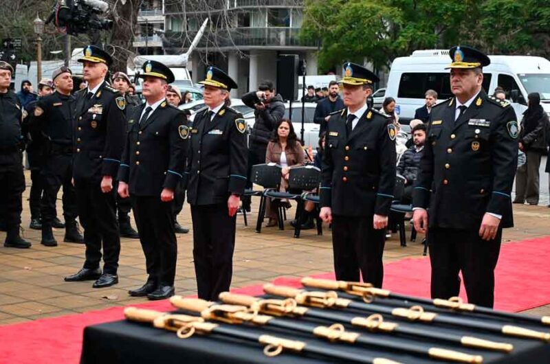 Macri encabezó la entrega de espadines a Comisarios Generales Macri encabezó la entrega de espadines a Comisarios Generales