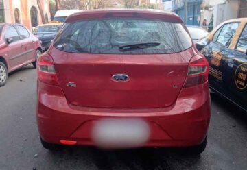 La Policía detuvo en Flores a un hombre que escapaba en un auto robado