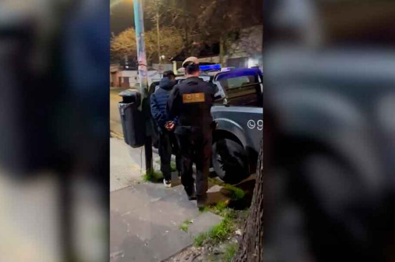 La Policía detuvo a tres ladrones que intentaron robar una moto La Policía detuvo a tres ladrones que intentaron robar una moto