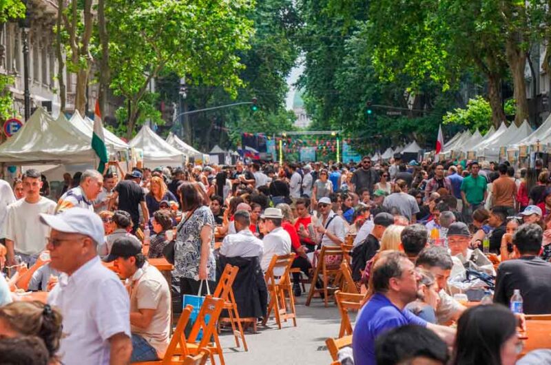 La Avenida de Mayo se transforma en una gran feria para celebrar a 50 colectividades La Avenida de Mayo se transforma en una gran feria para celebrar a 50 colectividades