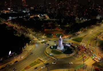 La Ciudad se ilumina de celeste y blanco en tributo a Lionel Messi