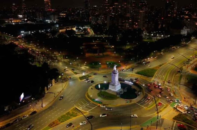 La Ciudad se ilumina de celeste y blanco en tributo a Lionel Messi